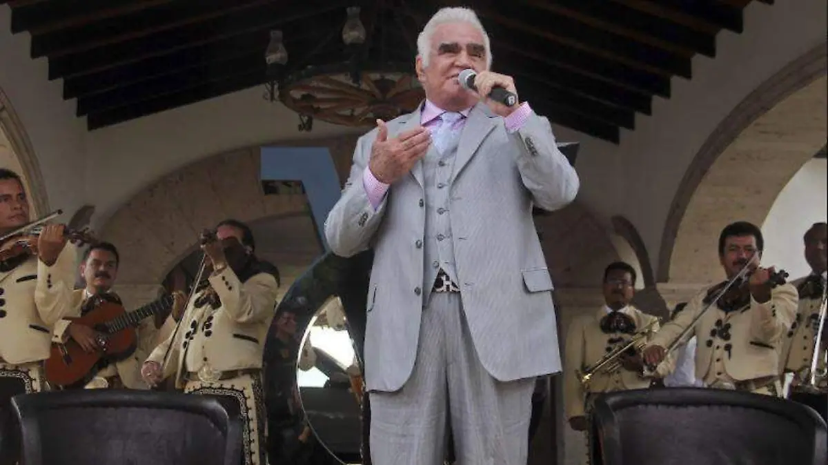 Vicente Fernandez durante la presentacion de un disco